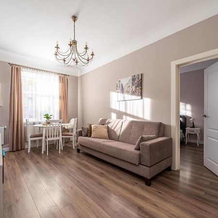 Stylish Latvian Classic 1-Bedroom Apartment Near City Center, Parks & Public Transport Links 리가 외부 사진