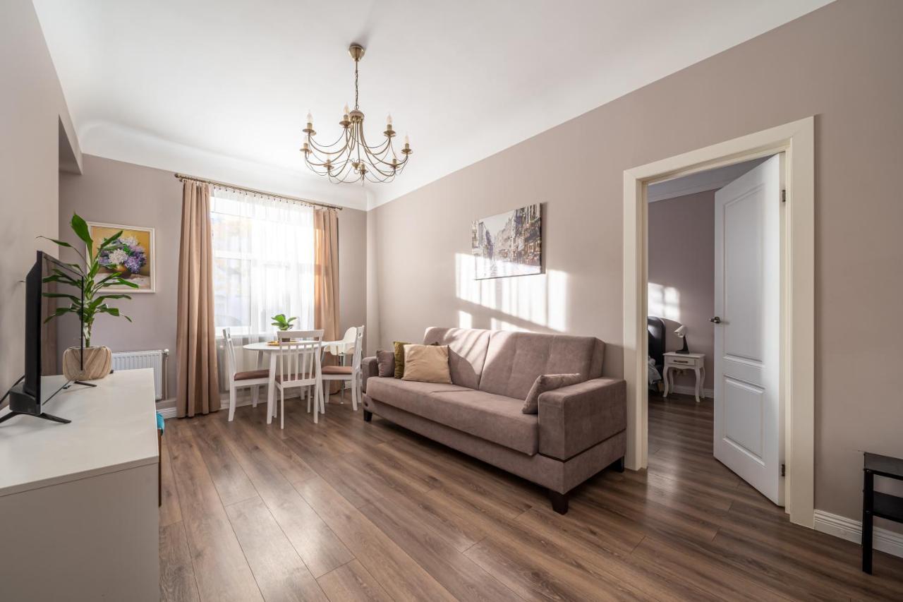 Stylish Latvian Classic 1-Bedroom Apartment Near City Center, Parks & Public Transport Links 리가 외부 사진