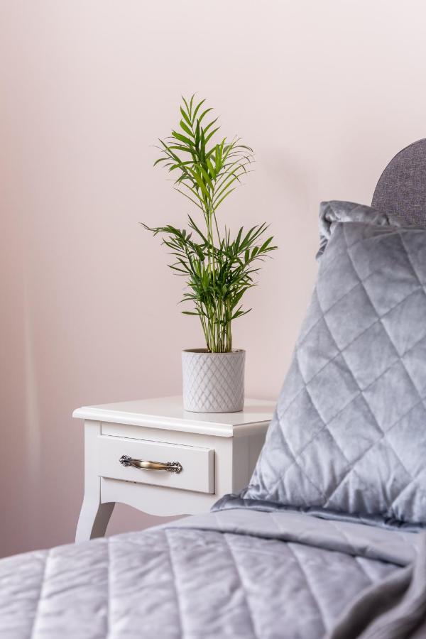 Stylish Latvian Classic 1-Bedroom Apartment Near City Center, Parks & Public Transport Links 리가 외부 사진