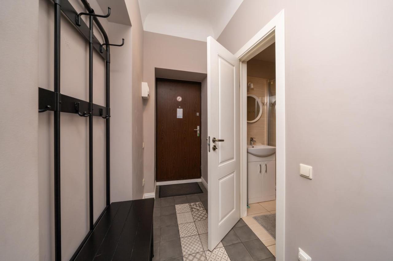 Stylish Latvian Classic 1-Bedroom Apartment Near City Center, Parks & Public Transport Links 리가 외부 사진