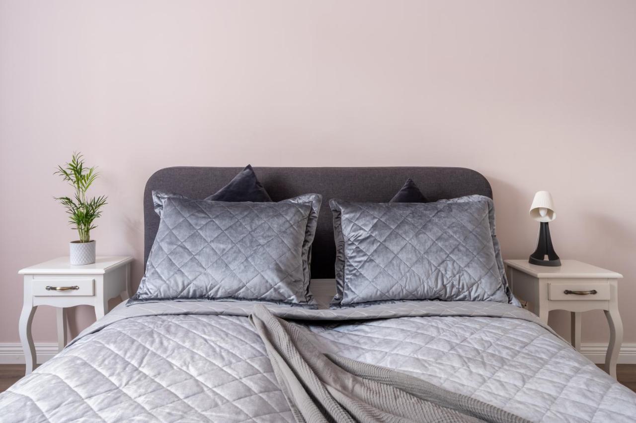 Stylish Latvian Classic 1-Bedroom Apartment Near City Center, Parks & Public Transport Links 리가 외부 사진