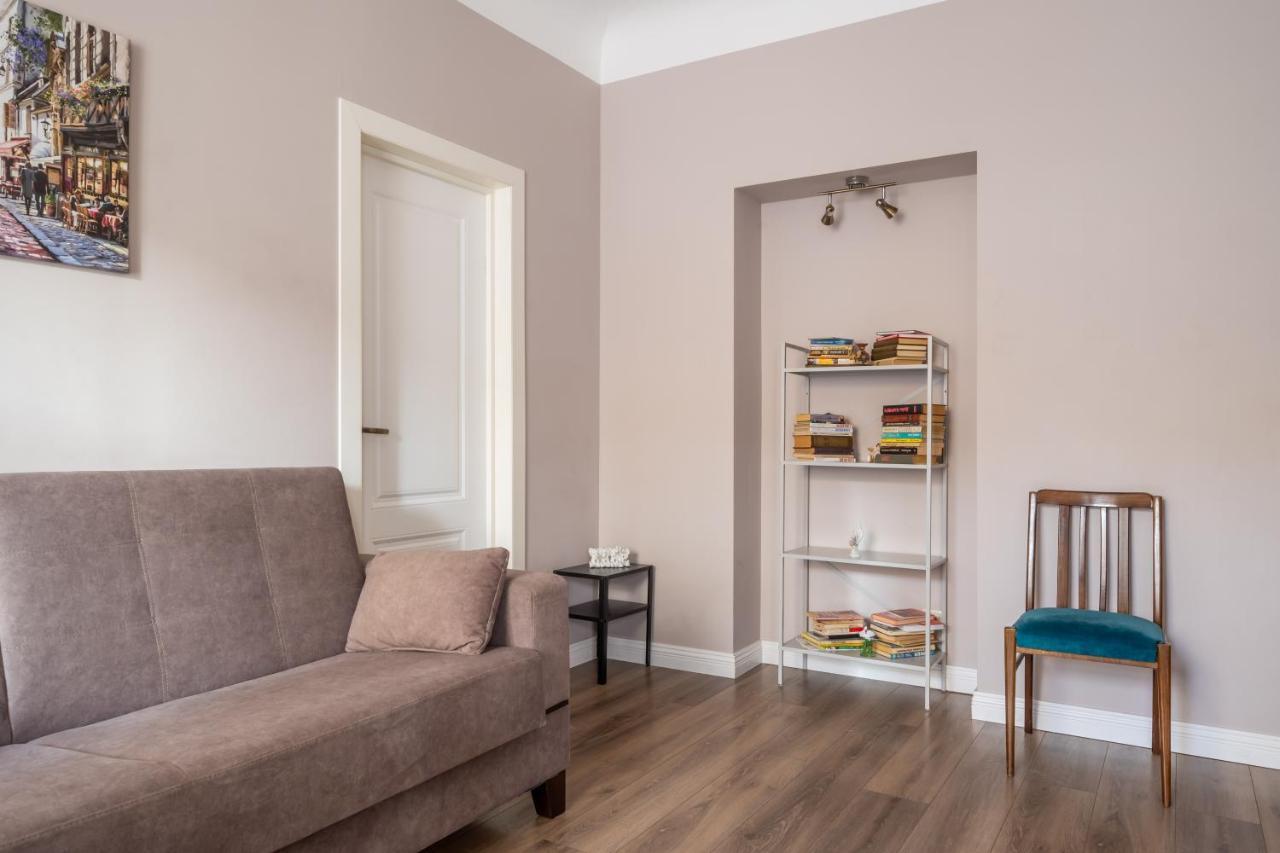 Stylish Latvian Classic 1-Bedroom Apartment Near City Center, Parks & Public Transport Links 리가 외부 사진