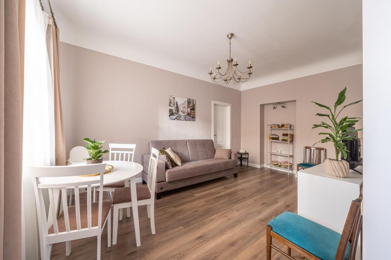 Stylish Latvian Classic 1-Bedroom Apartment Near City Center, Parks & Public Transport Links 리가 외부 사진