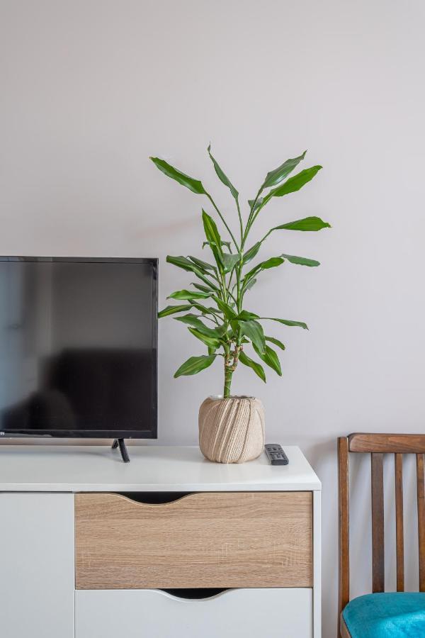 Stylish Latvian Classic 1-Bedroom Apartment Near City Center, Parks & Public Transport Links 리가 외부 사진